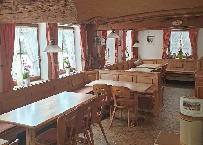 Unsere urigen Gaststube mit 45 Sitzplätzen und rustikaler Einrichtung Unsere urigen Gaststube mit 45 Sitzplätzen und rustikaler Einrichtung